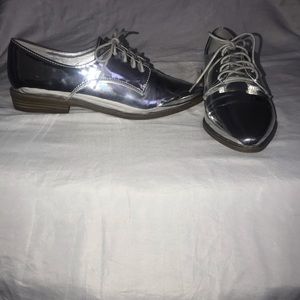 Silver lace up pointed toe loafer women’s size 10